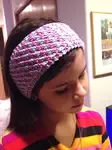 Pretty headband knitted in 2-color star pattern using DK yarns.  This pattern is free and it came with a video tutorial!