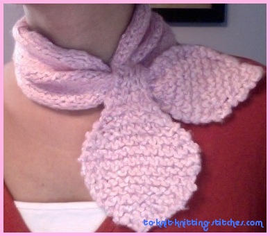 Crossing Leave Neck Warmer - Free Scarf Knitting Pattern